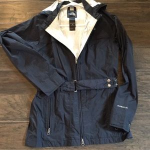 Black North face light Women’s HyVent DT jacket.